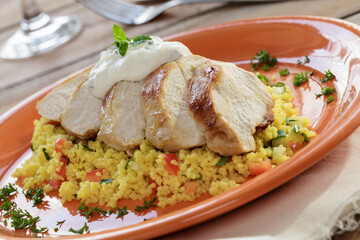 Gebratene Hähnchenbrust mit Kräuterjoghurt auf Couscous