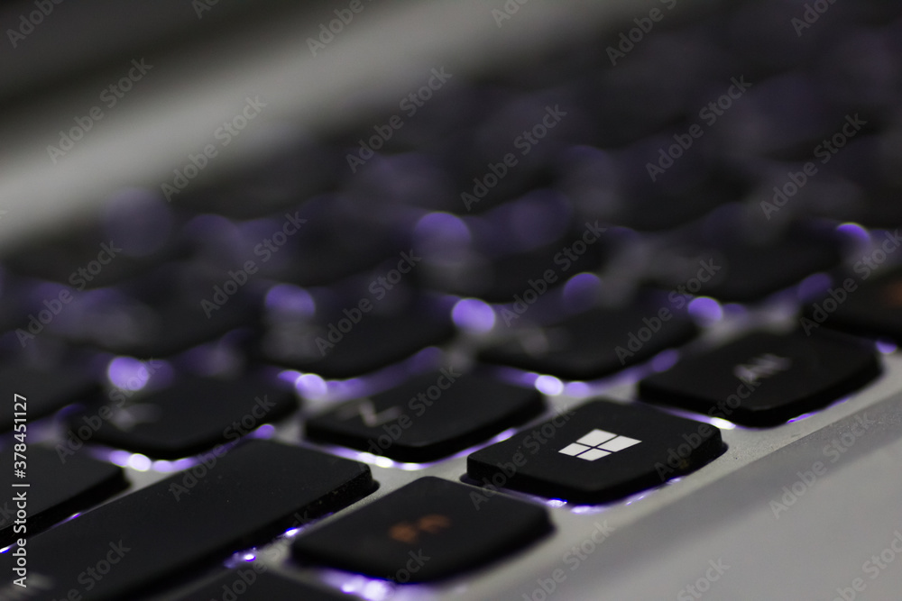 Fototapete windows button focussed in a backlit windows keyboard