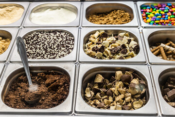 Buffet de sobremesas variadas em restaurante.