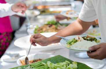 scooping the food, catering, dinner time
