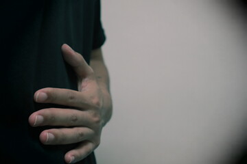 腹痛に苦しむ男性のクローズアップ