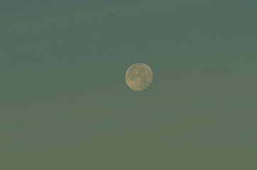 księżyc w pełni na niebie w czasie dnia