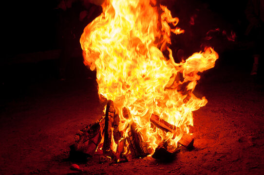 płomienie ogniska w bliskim ujęciu nocą