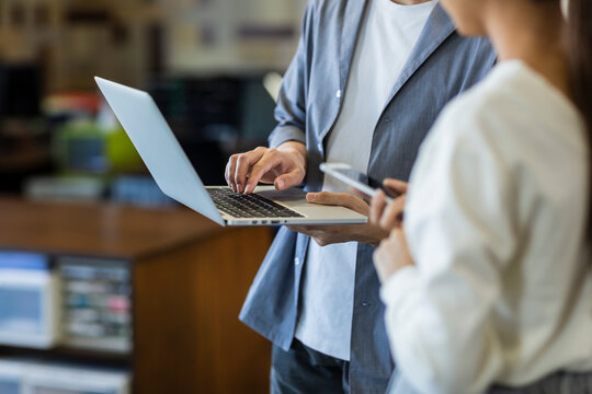 オフィスで働く男女