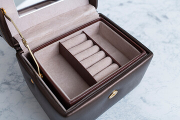 ジュエリーケース,入れ物,収納,茶色,アスセサリー,鏡,女性,レディース,箱,テーブル,
