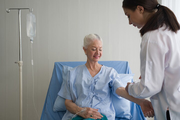 Obraz premium The female doctor examined the senior patients in the recovery room.