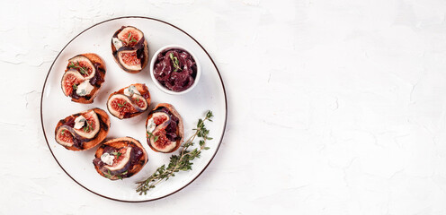 toast with caramelized onions, goat cheese, cream cheese, thyme, honey and figs. Figs with nut. blue cheese and honey. Delicious appetizer, ideal as an aperitif
