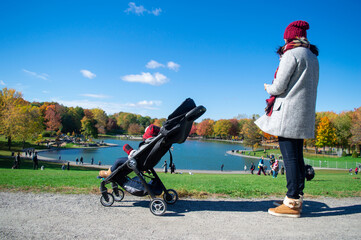 Jeune maman et poussette