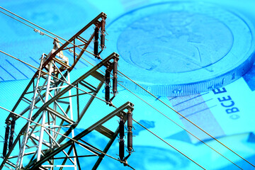 Eine Stromleitung und Euro Geldscheine und Münzen © studio v-zwoelf