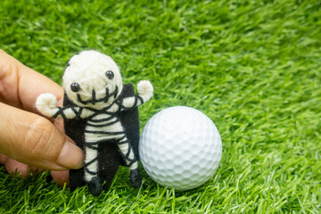 Naklejka premium Happy Halloween to golfer with golf ball and ghost on green grass