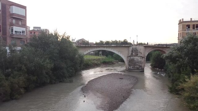 Puente sobre el R&iacute;o Genil con patos y corredores cruzando