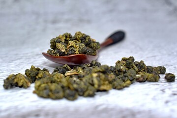 Fototapeta na wymiar oolong tea on a wooden spoon 