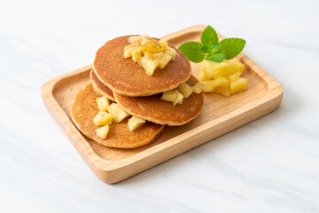 Fototapeta na wymiar apple pancake or apple crepe