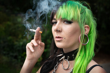 Rauchendes Punk Girl