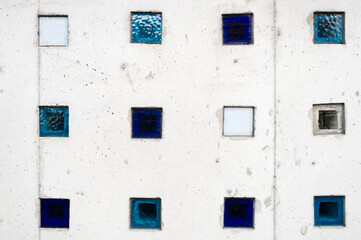 Fototapeta na wymiar コンクリートの壁と小さな窓