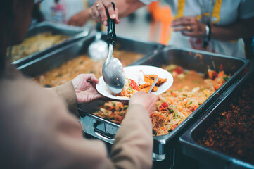 donate food to the homeless : The hands of the poor handed a plate to receive food from volunteers...