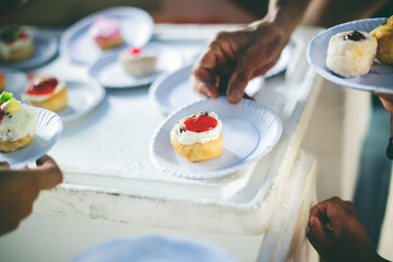 donate food to the homeless : The hands of the poor handed a plate to receive food from volunteers...