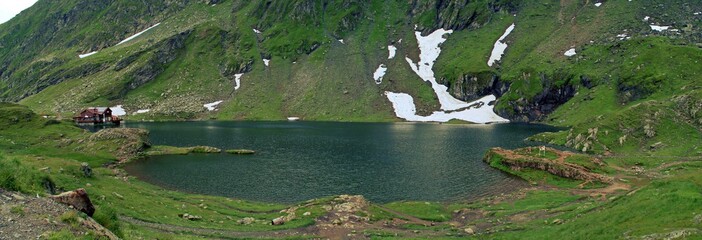 Cabaña junto al lago Balea en Rumanía. Cabaña ubicada junto a la famosa carretera por sus curvas y su historia DN7C o autopista Transfagarasan en Rumanía.