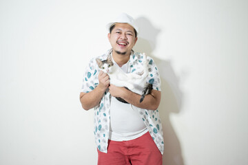 Studio shot of happy tourist man smiling while wearing hat white background
Holiday traveler concept