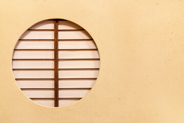 料理屋の丸窓と砂壁