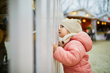 Obraz premium Adorable toddler girl on Christmas market in Paris