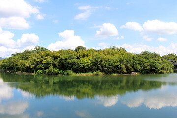 Fototapeta na wymiar Green Okayama Korakuen Garden and its reflection