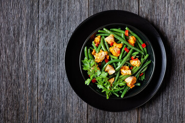 Green beans with curried salmon and bell peppers