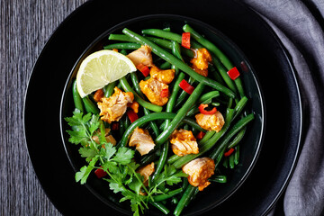 Green beans with curried salmon and bell peppers