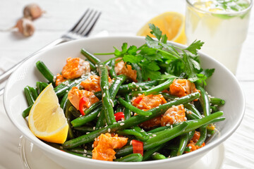 Curried salmon with green beans and lemon water