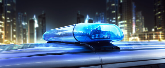 Polizei Auto mit Blaulicht bei Nacht 
