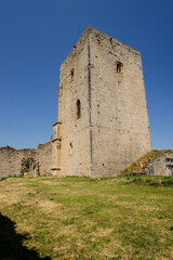 Fototapeta na wymiar torre del homenaje,castillo de Puivert, siglo XIII, castillo cátaro ubicado en el pueblo de Puivert, en el departamento del Aude, Languedoc-Roussillon, pirineos orientales,Francia, europa