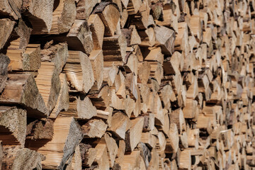 Schräg seitlicher Blick auf einem Haufen / Stapel mit Brennholz / Holzscheiten (Holzwirtschaft)