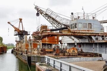 Fototapeta na wymiar Old rusty repair ships moored to the dock