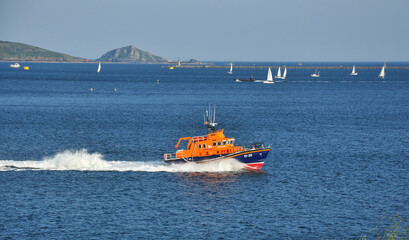 Obraz premium Lifeboat crossing Plymouth Sound, Devon