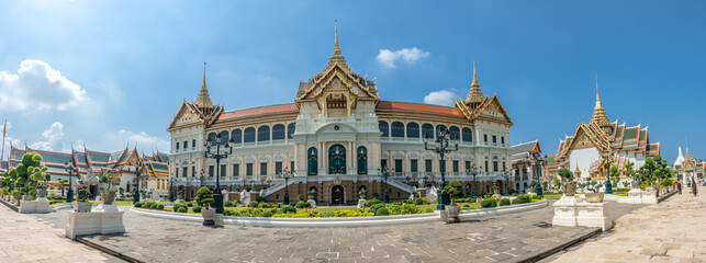Obraz premium Chakri Maha Prasart Throne Hall, one of the most important and beautiful hall in The Grand Palace in Bangkok, Thailand, under summer blue sky