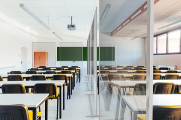 Classroom separated by screens to avoid contagion