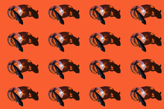 Imagen conceptual de una ballena dandose un chapuzon en una pecera de agua circular con fondo naranja