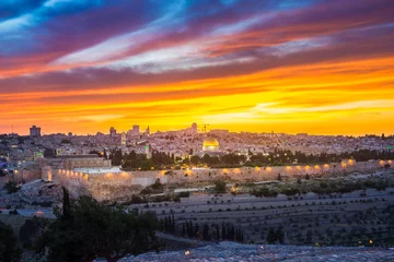 Fotobehang Dramatische zonsondergangwolken boven Jeruzalem: panoramisch uitzicht op de skyline van de oude en nieuwe stad, op de Tempelberg met de Rotskoepel, op de oostelijke muur met de Golden Gate en op de Kidron-vallei © John Theodor