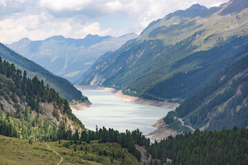 Schöner See in den Schweizer Bergen