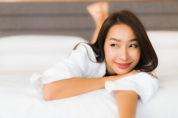 Obraz na płótnie Canvas Portrait beautiful young asian woman relax smile on bed