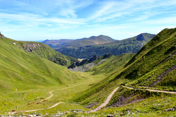Fototapeta na wymiar Vue sur la chaine des Puy en Auvergne pendant la descente du Puy de Sancy par les crêtes en randonnée