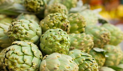 Obraz premium Fresh artichokes on market counter
