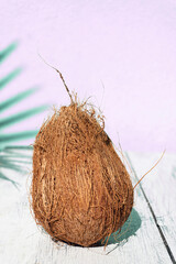 Piękny kokos, owoc orzech tropikalny na jasnym tle.