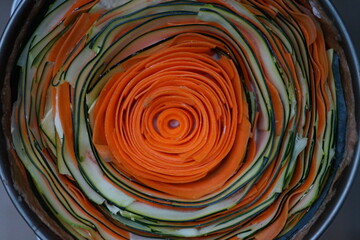 Bunte Tarte mit Möhren und Zucchini
