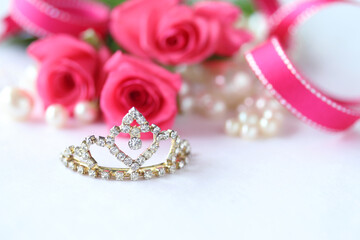 ティアラとホットピンクのバラの花束と真珠とリボン