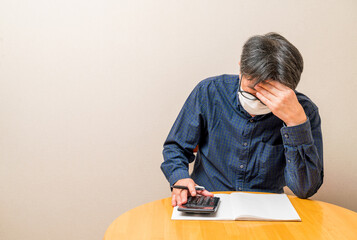 お金に困っている中年男性