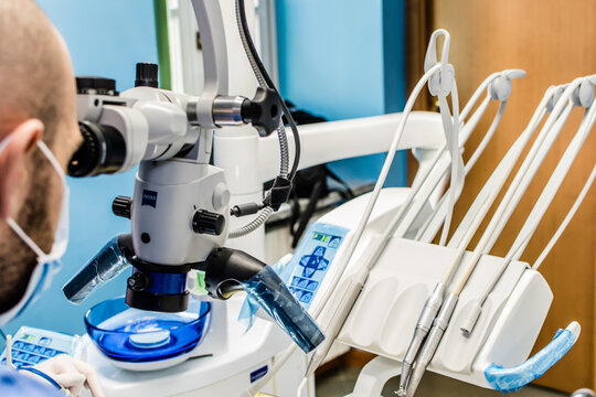 microscopio dentista operazione