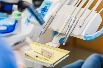 microscopio dentista operazione ortodonzista e odontoiatra per impianti dentali, pulizia dei denti