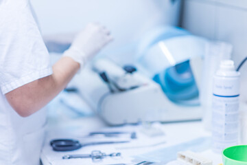Fototapeta premium dentista operazione ortodonzista e odontoiatra per impianti dentali, pulizia dei denti
