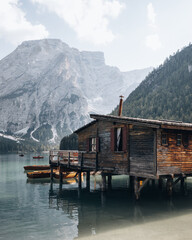 Bootshaus aus Holz am Pragser Wildsee in Südtirol.